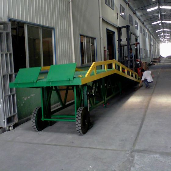 10米集装箱卸货平台、叉车装卸平台三良机械