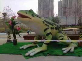 蜫虫模型雕塑，青蛙玻璃钢雕塑，喷水青蛙制造