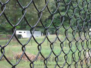 足球场防护围网￥笼式足球场地围栏网￥封闭式五人制足球场区隔离护栏