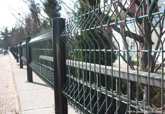 供应三角折弯护栏网，隔离栅， 护栏网 防护栏围栏 护栏网